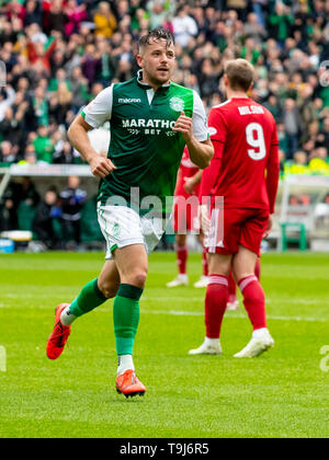 Leith, Edinburgh, Schottland, Großbritannien. 19. Mai 2019. Ladbrokes Scottish Premier League Fußball, Hibernian gegen Aberdeen; Marc McNulty von Hibernian feiert nach dem Scoring der öffnung Ziel machen es 1-0 für Hibernian in der 26. Minute Credit: Aktion Plus Sport Bilder/Alamy leben Nachrichten Stockfoto