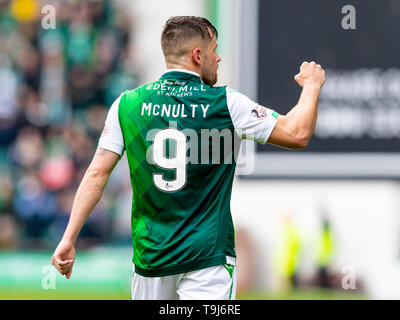 Leith, Edinburgh, Schottland, Großbritannien. 19. Mai 2019. Ladbrokes Scottish Premier League Fußball, Hibernian gegen Aberdeen; Marc McNulty von Hibernian feiert nach dem Scoring der öffnung Ziel machen es 1-0 für Hibernian in der 26. Minute Credit: Aktion Plus Sport Bilder/Alamy leben Nachrichten Stockfoto