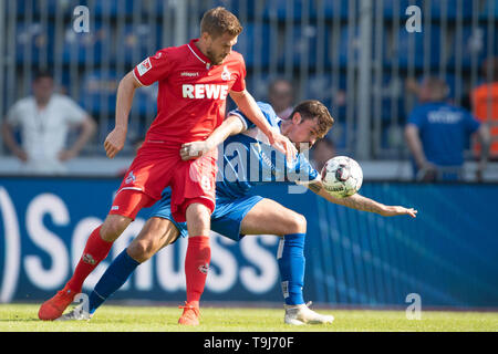 Magdeburg, Deutschland. 19 Mai, 2019. 2. Fussball Bundesliga, 1.FC Magdeburg - 1.FC Köln, 34. Spieltag in der MDCC-Arena. Die Kölner Simon Terodde (l) spielt gegen die Magdeburger Dennis Erdmann. Credit: Swen Pförtner/dpa - WICHTIGER HINWEIS: In Übereinstimmung mit den Anforderungen der DFL Deutsche Fußball Liga oder der DFB Deutscher Fußball-Bund ist es untersagt, zu verwenden oder verwendet Fotos im Stadion und/oder das Spiel in Form von Bildern und/oder Videos - wie Foto Sequenzen getroffen haben./dpa/Alamy leben Nachrichten Stockfoto