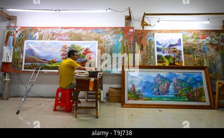 (190519) - Peking, 19. Mai 2019 (Xinhua) - Lin Fusheng arbeitet auf einem Gemälde in seinem Studio in ein Ölgemälde creative Industrial Park in Lichuan County, im Osten der chinesischen Provinz Jiangxi, 16. Mai 2019. Lin Fusheng, ein Dorfbewohner aus Hualian Dorf Huashan County im Lichuan County, litt unter körperlicher Behinderung aufgrund von Kinderlähmung. Trotz, dass Lin stecken mit seinem Traum von einem Maler. Wie Lichuan County schnelle Entwicklung der Ölmalerei Industrie in 2013 erlebt, Lin zurück in seine Heimatstadt und wuchs als professioneller Maler mit Hilfe der lokalen Regierung. Jetzt Stockfoto