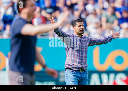 Darmstadt, Deutschland. 19 Mai, 2019. 2. Fussball Bundesliga, Darmstadt 98 - Erzgebirge Aue, 34. Spieltag, in der Merck Stadion am Böllenfalltor. Darmstadts Trainer Dimitrios GRAMMOZIS (r) und Daniel Meyer, Trainer des FC Erzgebirge Aue, gestikulieren. Foto: Uwe Anspach/dpa - Verwenden Sie nur nach vertraglicher Vereinbarung/dpa/Alamy leben Nachrichten Stockfoto