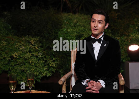 (190519) - Cannes, 19. Mai 2019 (Xinhua) - Schauspieler Hu Ge aus dem Film 'Wild Goose Lake' erhält ein Interview mit Xinhua am 72. Filmfestival in Cannes Cannes, Frankreich, 18. Mai 2019. Der chinesische Regisseur Yinan Diao's Film "Wild Goose Lake' Konkurrieren für die Palme d'Or mit anderen 20 Spielfilme während der 72Nd Cannes Film Festival, das vom 14. bis 25 Mai stattfindet. (Xinhua / Zhang Cheng) Stockfoto