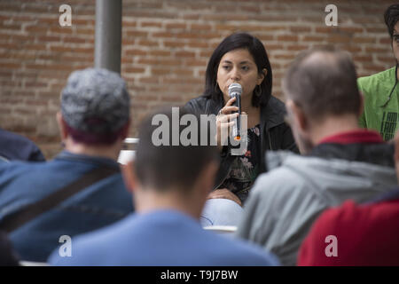 Madrid, Spanien. 19 Mai, 2019. Rommy Arce, Nummer 2 auf der Liste der Madrid en Pie, gesehen bei der Festlegung der Priorität der Bedeutung von sozialen Ungerechtigkeiten in jedem Viertel von Madrid zu kämpfen, während der Party Konferenz. Die politische Koalition Madrid en Pie hält eine Konferenz mit der Teilnahme von Carlos SÃ¡nchez Mato, Kandidat für die Bürgermeister der Stadt Madrid, Rommy Arce, Nummer 2 auf der Liste von Madrid en Pie, und Pablo Carmona, Nummer 3 auf der Liste stehen. Die noch Ratsmitglieder im Stadtrat von Madrid von Ahora Madrid wird die Kommunalwahlen vom 26. Mai konkurrierenden Concur Stockfoto