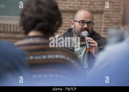 Madrid, Spanien. 19 Mai, 2019. Pablo Carmona, Nummer 3 in den Listen von Madrid in Pie, gesehen: "Wir haben eine gesellschaftliche Kraft brauchen neben dem politischen Projekt, das stoppt Zwangsräumungen und Ungleichungen.'' während der Party Konferenz. Die politische Koalition Madrid en Pie hält eine Konferenz mit der Teilnahme von Carlos SÃ¡nchez Mato, Kandidat für die Bürgermeister der Stadt Madrid, Rommy Arce, Nummer 2 auf der Liste von Madrid en Pie, und Pablo Carmona, Nummer 3 auf der Liste stehen. Die noch Ratsmitglieder im Stadtrat von Madrid von Ahora Madrid wird die Kommunalwahlen concur am 26. Mai Stockfoto