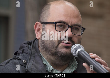 Madrid, Spanien. 19 Mai, 2019. Pablo Carmona, Nummer 3 in den Listen von Madrid im Stehend, gesehen, sagt: "Wir müssen uns eine Abstimmung, die verhindert, dass rechts neben einem politischen Programm des Schlages gegen die Maßnahmen des Rechts." "Während der Party Konferenz. Die politische Koalition Madrid en Pie hält eine Konferenz mit der Teilnahme von Carlos SÃ¡nchez Mato, Kandidat für die Bürgermeister der Stadt Madrid, Rommy Arce, Nummer 2 auf der Liste von Madrid en Pie, und Pablo Carmona, Nummer 3 auf der Liste stehen. Die noch Ratsmitglieder im Stadtrat von Madrid von Ahora Madrid wird Concur. Stockfoto