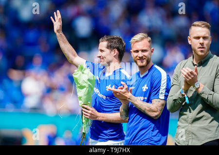 Darmstadt, Deutschland. 19 Mai, 2019. 2. Fussball Bundesliga, Darmstadt 98 - Erzgebirge Aue, 34. Spieltag, in der Merck Stadion am Böllenfalltor. Der Darmstädter Sandro Sirigu (l) ist Abschied im Stadion geboten, bevor das Spiel beginnt. Foto: Uwe Anspach/dpa - WICHTIGER HINWEIS: In Übereinstimmung mit den Anforderungen der DFL Deutsche Fußball Liga oder der DFB Deutscher Fußball-Bund ist es untersagt, zu verwenden oder verwendet Fotos im Stadion und/oder das Spiel in Form von Bildern und/oder Videos - wie Foto Sequenzen getroffen haben./dpa/Alamy leben Nachrichten Stockfoto