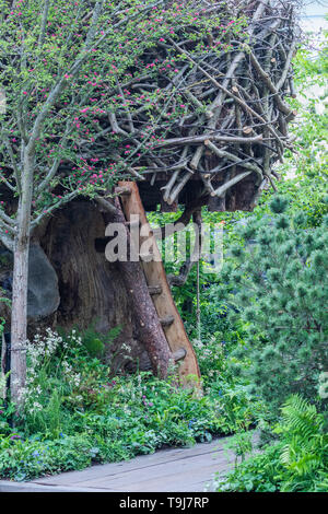 London, Großbritannien. 19. Mai 2019. The Tree House in der RHS, zurück zur Natur, Garten, von SEINER KÖNIGLICHEN HOHEIT die Herzogin von Cambridge mit Andree Davies und Adam Weiß - Drücken Sie die Taste Vorschau Tag an der RHS Chelsea Flower Show konzipiert. Credit: Guy Bell/Alamy leben Nachrichten Stockfoto