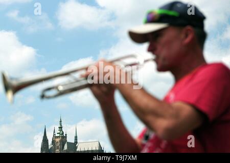 Prag, Tschechische Republik. 18 Mai, 2019. Street Musiker spielen zusammen mit seiner Band auf der Karlsbrücke in Prag in der Tschechischen Republik. Die Prager Burg im Hintergrund. Die Karlsbrücke in Prag ist eines der beliebtesten Reiseziele in der Tschechischen Republik. Credit: Slavek Ruta/ZUMA Draht/Alamy leben Nachrichten Stockfoto