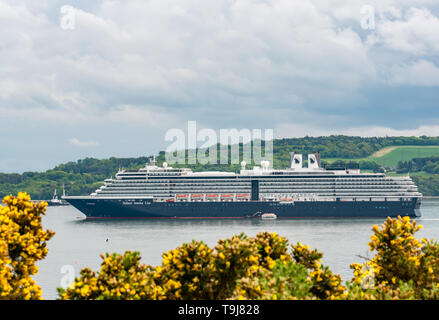 Firth-of-Forth, Schottland, Großbritannien. 19. Mai 2019. Holland American Line ms Zuiderdam, ein Vista klasse Kreuzfahrtschiff, Anker in die Forth River für den Tag in der Nähe von South Queensferry. Es ist auf der 24-tägigen Tour. Fluggäste Shuttle hin und zurück auf der startet die Stadt am Meer zu besuchen Stockfoto