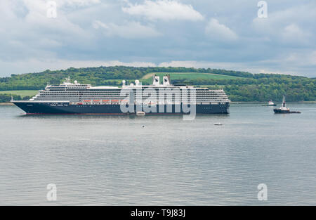 Firth-of-Forth, Schottland, Großbritannien. 19. Mai 2019. Holland American Line ms Zuiderdam, ein Vista klasse Kreuzfahrtschiff, Anker in die Forth River für den Tag in der Nähe von South Queensferry. Es ist auf der 24-tägigen Tour. Fluggäste Shuttle hin und zurück auf der startet die Stadt am Meer zu besuchen Stockfoto