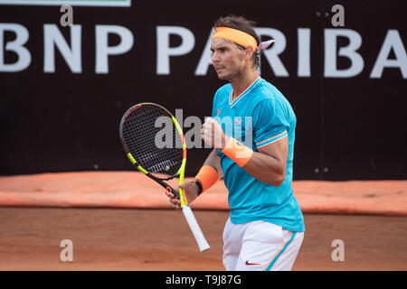 Rom, Italien. 19 Mai, 2019. Rafael Nadal (SPA) feiert den Sieg in seiner Mens Finale gegen Novak Djokovic (SRB) während Internazionali BNL D'Italia Italian Open auf dem Foro Italico, Rom, Italien Am 19. Mai 2019. Foto von Giuseppe Maffia. Credit: UK Sport Pics Ltd/Alamy leben Nachrichten Stockfoto