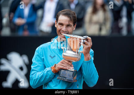 Rom, Italien. 19 Mai, 2019. Rafael Nadal (SPA) feiert den Sieg in seiner Mens Finale gegen Novak Djokovic (SRB) während Internazionali BNL D'Italia Italian Open auf dem Foro Italico, Rom, Italien Am 19. Mai 2019. Foto von Giuseppe Maffia. Credit: UK Sport Pics Ltd/Alamy leben Nachrichten Stockfoto