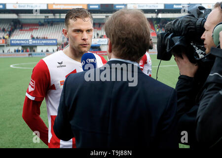 Oss, Niederlande. 19 Mai, 2019. OSS, 19-05-2019, Stadion TOP Oss, Niederländisch Keuken Kampioen divisie Saison 2018/2019 Play Off. TOP Oss player Rick Stuy van den Herik (L) niedergeschlagen vor der Kamera von Fox Sports nach dem Spiel TOP Oss-Sparta (Play-off) (0-2). Credit: Pro Schüsse/Alamy leben Nachrichten Stockfoto