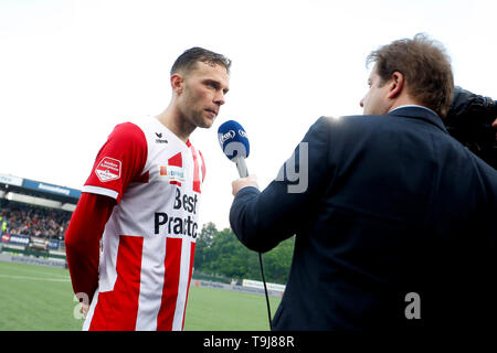 Oss, Niederlande. 19 Mai, 2019. OSS, 19-05-2019, Stadion TOP Oss, Niederländisch Keuken Kampioen divisie Saison 2018/2019 Play Off. TOP Oss player Rick Stuy van den Herik niedergeschlagen nach dem Spiel TOP Oss-Sparta (Play-off) (0-2). Credit: Pro Schüsse/Alamy leben Nachrichten Stockfoto