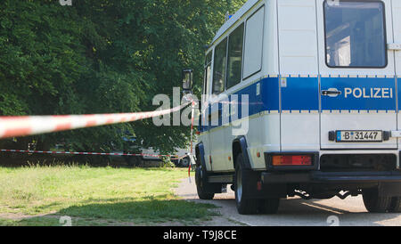 Berlin, Deutschland. 19 Mai, 2019. Ein Wald im Treptower Park ist abgesperrt. Ein männlicher Körper war es am Nachmittag gefunden. Die Mordkommission hat die Ermittlungen aufgenommen. Quelle: Annette Riedl/dpa/Alamy leben Nachrichten Stockfoto