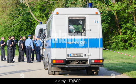 Berlin, Deutschland. 19 Mai, 2019. Polizisten stehen durch die Wälder im Treptower Park. Ein männlicher Körper war es am Nachmittag gefunden. Die Mordkommission hat die Ermittlungen aufgenommen. Quelle: Annette Riedl/dpa/Alamy leben Nachrichten Stockfoto