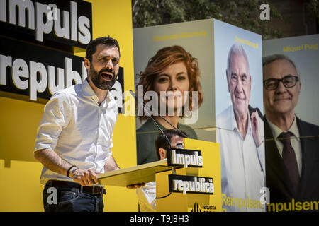 Barcelona, Katalonien, Spanien. 19 Mai, 2019. Der Präsident des katalanischen Parlaments Roger Torrent ist beobachtet, als er während der Kampagne. Esquerra Republicana de Catalunya (ERC) der zentralen Akt der Kampagne für die Kommunalwahlen und dem Europäischen Parlament gehalten hat. Die Veranstaltung wurde in Zusammenarbeit mit den gezählt, per Videokonferenz, zwei der Kandidaten, die sich noch in Untersuchungshaft blieb, Oriol Junqueras, Kandidat für die Europäische und die RaÃ¼l Romeva, derzeit Senator. Marta Rovira, Generalsekretär des Europäischen Forschungsrats, hat aus dem Exil teilgenommen. Stockfoto