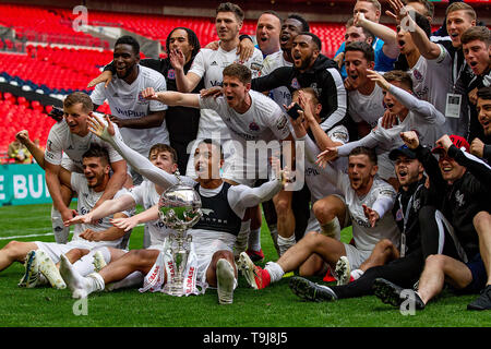 London, Großbritannien. 19 Mai, 2019. AFC Fylde feiern gewinnen Der Buildbase FA Trophy Match zwischen Leyton Orient und AFC Fylde im Wembley Stadion, London am Sonntag, den 19. Mai 2019. (Credit: Alan Hayward | MI Nachrichten) Credit: MI Nachrichten & Sport/Alamy leben Nachrichten Stockfoto