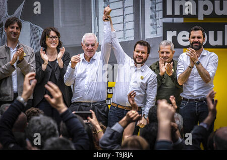 Barcelona, Katalonien, Spanien. 19 Mai, 2019. Die Kandidaten für den Rat der Stadt Barcelona Ernest P. Maragall ist mit anderen Kandidaten und Partei Partner nach der Kampagne. Esquerra Republicana de Catalunya (ERC) der zentralen Akt der Kampagne für die Kommunalwahlen und dem Europäischen Parlament gehalten hat. Die Veranstaltung wurde in Zusammenarbeit mit den gezählt, per Videokonferenz, zwei der Kandidaten, die sich noch in Untersuchungshaft blieb, Oriol Junqueras, Kandidat für die Europäische und die RaÃ¼l Romeva, derzeit Senator. Stockfoto