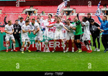 London, Großbritannien. 19 Mai, 2019. AFC Fylde feiern gewinnen Der Buildbase FA Trophy Match zwischen Leyton Orient und AFC Fylde im Wembley Stadion, London am Sonntag, den 19. Mai 2019. (Credit: Alan Hayward | MI Nachrichten) Credit: MI Nachrichten & Sport/Alamy leben Nachrichten Stockfoto