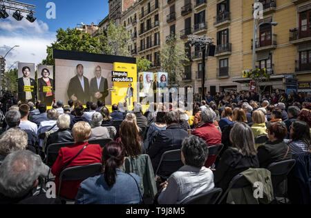 Barcelona, Katalonien, Spanien. 19 Mai, 2019. Oriol Junqueras (L) Präsident des ERC und Kandidat für die Wahlen zum Europäischen Parlament und RaÃ¼l Romeva (R) aktuelle Senator und Kandidat für kommunale, während ein Video gesehen - Konferenz aus dem Gefängnis Soto del Real in Madrid im Wahlkampf Esquerra Republicana de Catalunya (ERC) der zentralen Akt der Kampagne für die Kommunalwahlen und dem Europäischen Parlament gehalten hat. Stockfoto