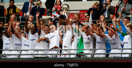 London, Großbritannien. 19 Mai, 2019. AFC Fylde Spieler mit Trophäe während Bulidbase FA Trophy Finale zwischen AFC Fylde und Leyton Orient im Wembley Stadion, London Am 19. Mai 2019 Credit: Aktion Foto Sport/Alamy leben Nachrichten Stockfoto