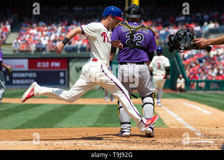 Philadelphia, Pennsylvania, USA. 19 Mai, 2019. Philadelphia Phillies catcher Andrew Knapp (15) kommt in die Partitur, wie Colorado Rockies catcher Chris Iannetta (22) sieht in der MLB Spiel zwischen der Colorado Rockies und Philadelphia Phillies am Citizens Bank Park in Philadelphia, Pennsylvania. Christopher Szagola/CSM/Alamy leben Nachrichten Stockfoto