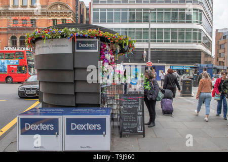 Royal Hospital Chelsea, London, Großbritannien. 19. Mai 2019. Chelsea Flower Show 2019 Woche mit Geschäften, Bewohner und Unternehmen in Chelsea Dekoration Gebäude für Chelsea in der Blüte. Credit: Malcolm Park/Alamy Leben Nachrichten. Stockfoto