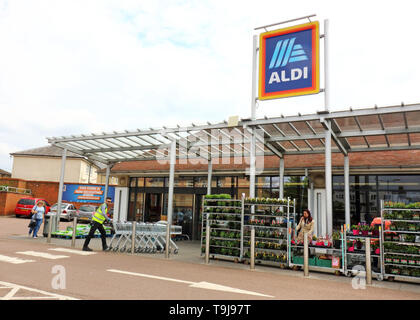 Vereinigtes Königreich. 19 Mai, 2019. Außenansicht von Aldi Store, in die Top Ten der Supermarktketten/Marken im Vereinigten Königreich. Credit: Keith Mayhew/SOPA Images/ZUMA Draht/Alamy leben Nachrichten Stockfoto