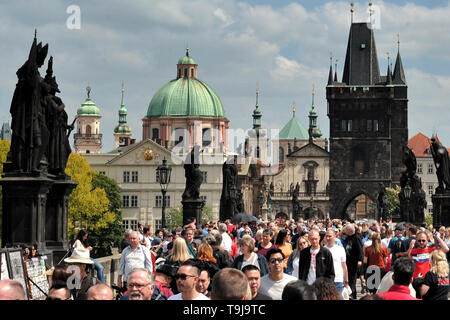 Prag, Tschechische Republik. 19 Mai, 2019. Touristen genießen das warme Wetter auf der Karlsbrücke in Prag in der Tschechischen Republik. Die Karlsbrücke in Prag ist eines der beliebtesten Reiseziele in der Tschechischen Republik. Credit: Slavek Ruta/ZUMA Draht/Alamy leben Nachrichten Stockfoto