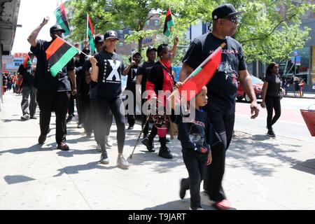 New York, NY, USA. 19. Mai, 2019. Bewohner der historischen Viertel in New York City feierte das Leben und das Vermächtnis von Malcolm X, die Afro-amerikanische moslemische Ministerin und Menschenrechtsaktivistin, die in der Nachbarschaft 1965 mit einer Kundgebung und März ermordet wurde durch die Straßen von Harlem am Sonntag, 19. Mai 2019, Kennzeichnung der 94. Jahrestag der Geburt des El Hajj Malik El Shabazz und für die Einstellung aller kommerziellen Aktivitäten von Stores und Straßenhändler drängte für drei (3) Stunden in der Nachbarschaft. © 2019 G. Ronald Lopez/Alamy leben Nachrichten Stockfoto