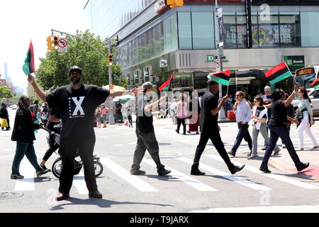 New York, NY, USA. 19. Mai, 2019. Bewohner der historischen Viertel in New York City feierte das Leben und das Vermächtnis von Malcolm X, die Afro-amerikanische moslemische Ministerin und Menschenrechtsaktivistin, die in der Nachbarschaft 1965 mit einer Kundgebung und März ermordet wurde durch die Straßen von Harlem am Sonntag, 19. Mai 2019, Kennzeichnung der 94. Jahrestag der Geburt des El Hajj Malik El Shabazz und für die Einstellung aller kommerziellen Aktivitäten von Stores und Straßenhändler drängte für drei (3) Stunden in der Nachbarschaft. © 2019 G. Ronald Lopez/Alamy leben Nachrichten Stockfoto