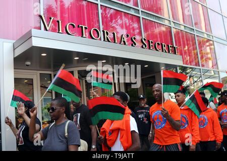 New York, NY, USA. 19. Mai, 2019. Bewohner der historischen Viertel in New York City feierte das Leben und das Vermächtnis von Malcolm X, die Afro-amerikanische moslemische Ministerin und Menschenrechtsaktivistin, die in der Nachbarschaft 1965 mit einer Kundgebung und März ermordet wurde durch die Straßen von Harlem am Sonntag, 19. Mai 2019, Kennzeichnung der 94. Jahrestag der Geburt des El Hajj Malik El Shabazz und für die Einstellung aller kommerziellen Aktivitäten von Stores und Straßenhändler drängte für drei (3) Stunden in der Nachbarschaft. © 2019 G. Ronald Lopez/Alamy leben Nachrichten Stockfoto