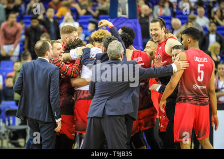 Der O2, London, UK. 19 Mai, 2019. Leicester feiern ihren Sieg. Die Spannungen hoch zwischen den ersten Finalisten, 2019 Trophy Gewinner und Liga Newcomer London City Royals, und die zwei - die Zeit, die titelverteidiger Leicester Reiter im 2019 BBL British Basketball League Benecos Play-Off Finale in der O2. Über 15.000 Fans haben sich bei den Männern zu beobachten. Leicester Fahrer gewinnen 93-61 über Royals. Credit: Imageplotter/Alamy leben Nachrichten Stockfoto