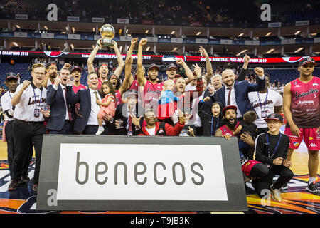 Der O2, London, UK. 19 Mai, 2019. Leicester Fahrer feiern ihren Sieg. Die Spannungen hoch zwischen den ersten Finalisten, 2019 Trophy Gewinner und Liga Newcomer London City Royals, und die zwei - die Zeit, die titelverteidiger Leicester Reiter im 2019 BBL British Basketball League Benecos Play-Off Finale in der O2. Über 15.000 Fans haben sich bei den Männern zu beobachten. Leicester Fahrer gewinnen 93-61 über Royals. Credit: Imageplotter/Alamy leben Nachrichten Stockfoto