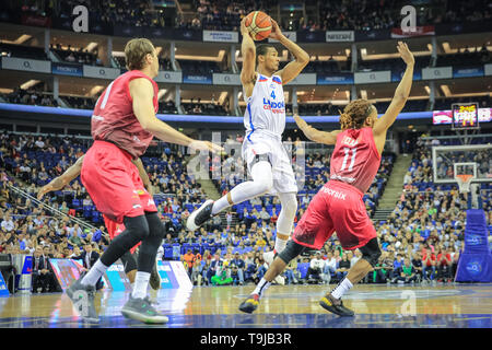 Der O2, London, UK. 19 Mai, 2019. Royals 'A.J. Roberts springt mit dem Ball. Die Spannungen hoch zwischen den ersten Finalisten, 2019 Trophy Gewinner und Liga Newcomer London City Royals, und die zwei - die Zeit, die titelverteidiger Leicester Reiter im 2019 BBL British Basketball League Benecos Play-Off Finale in der O2. Über 15.000 Fans haben sich bei den Männern zu beobachten. Leicester Fahrer gewinnen 93-61 über Royals. Credit: Imageplotter/Alamy leben Nachrichten Stockfoto