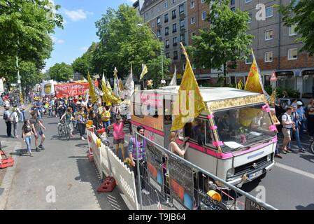 Berlin, Deutschland. 19 Mai, 2019. Tausende auf die Straße gingen, Zensur in der Kunst und in der Einheit für Toleranz und Respekt zu protestieren. Paticaularily zitiert wurde die Zensur in Polen und der Türkei. Credit: Sean Smuda/ZUMA Draht/Alamy leben Nachrichten Stockfoto