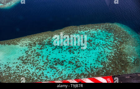 Dieses einzigartige Bild zeigt die Malediven von einer Ebene von oben fotografiert. Sehen Sie die Atolle im Meer. Stockfoto