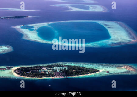 Dieses einzigartige Bild zeigt die Malediven von einer Ebene von oben fotografiert. Sehen Sie die Atolle im Meer. Stockfoto