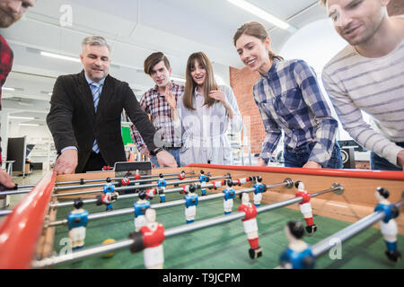 Mitarbeiter Spielen Table Soccer indoor Spiel im Büro während der Pausenzeit Stockfoto