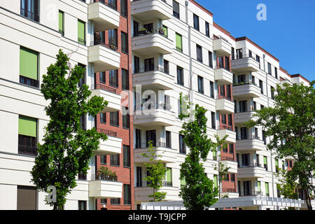 Fassaden der modernen Apartment Häuser in Berlin gesehen, Deutschland Stockfoto