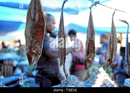 Getrocknet Salz konserviert gesalzener Fisch und Meeresfrüchte im traditionellen Fischmarkt Abschaltdruck Stockfoto