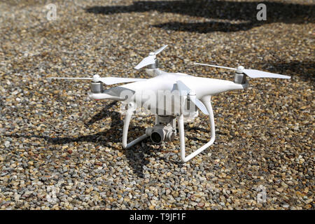 Der quadcopter steht auf dem Boden und bereit zum Start. Stockfoto