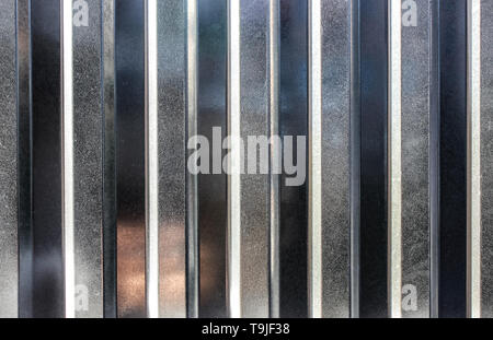 Hintergrund, Metall wand Riffelblech silbrig. Stockfoto