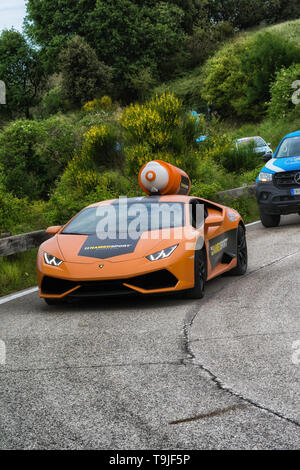 PESARO ITALIEN - 18. MAI 2019: Lamborghini Aventador des Giro d'Italia Etappe vor der 102. Ausgabe der Giro d'Italia IN PESARO SAN BARTOLO Stockfoto