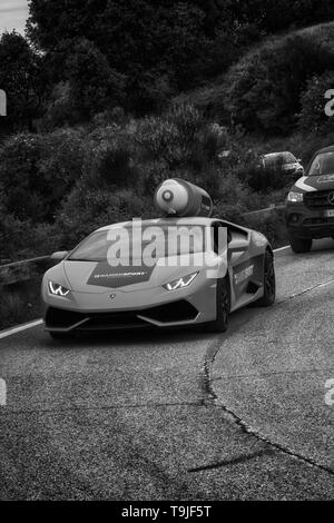 PESARO ITALIEN - 18. MAI 2019: Lamborghini Aventador des Giro d'Italia Etappe vor der 102. Ausgabe der Giro d'Italia IN PESARO SAN BARTOLO Stockfoto