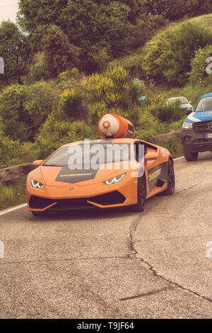 PESARO ITALIEN - 18. MAI 2019: Lamborghini Aventador des Giro d'Italia Etappe vor der 102. Ausgabe der Giro d'Italia IN PESARO SAN BARTOLO Stockfoto