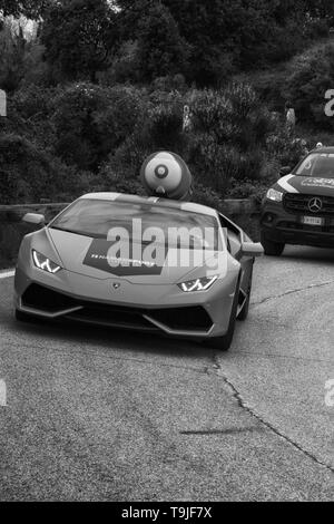 PESARO ITALIEN - 18. MAI 2019: Lamborghini Aventador des Giro d'Italia Etappe vor der 102. Ausgabe der Giro d'Italia IN PESARO SAN BARTOLO Stockfoto