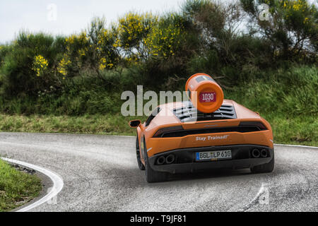 PESARO ITALIEN - 18. MAI 2019: Lamborghini Aventador des Giro d'Italia Etappe vor der 102. Ausgabe der Giro d'Italia IN PESARO SAN BARTOLO Stockfoto