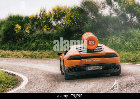 PESARO ITALIEN - 18. MAI 2019: Lamborghini Aventador des Giro d'Italia Etappe vor der 102. Ausgabe der Giro d'Italia IN PESARO SAN BARTOLO Stockfoto